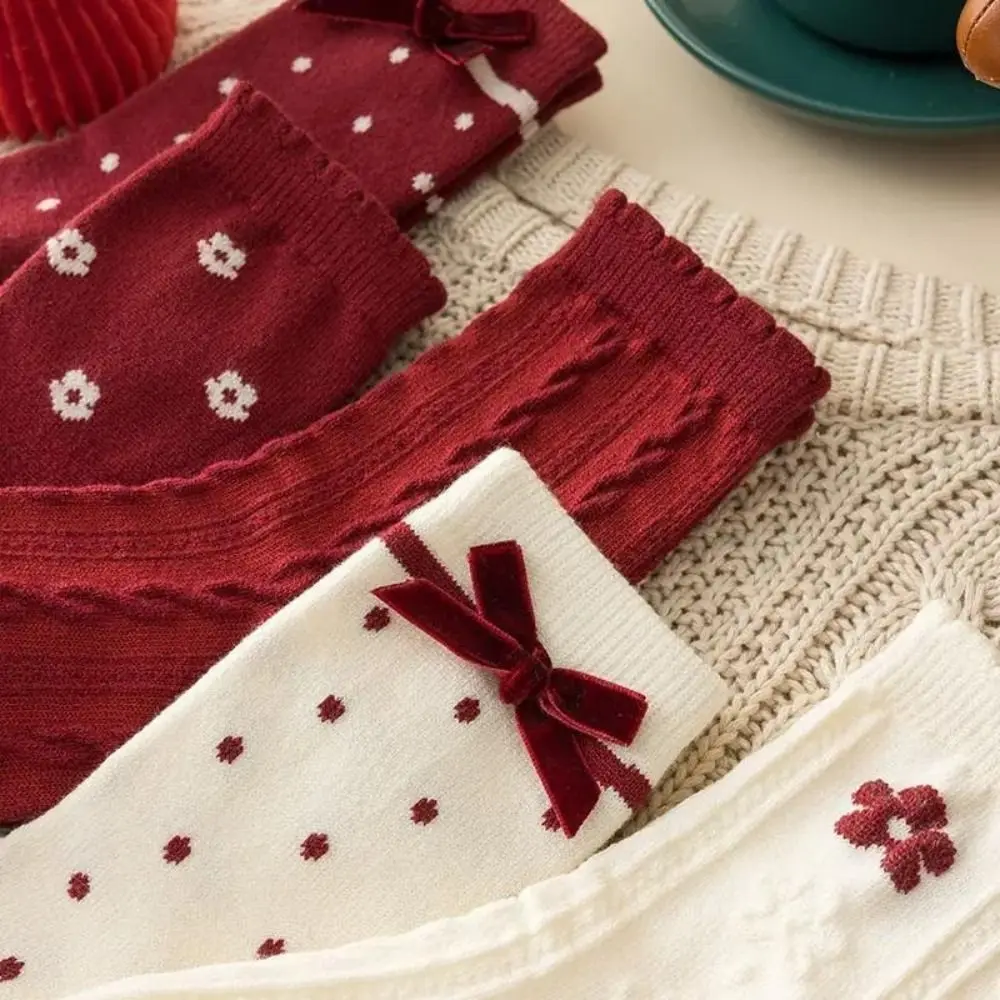 تنفس Bowknot السنة الجديدة الجوارب النسائية كشكش النقاط الخريف الشتاء الجوارب الحمراء منتصف أنبوب زهرة الحصان السنة الجوارب الحمراء المهرجانات