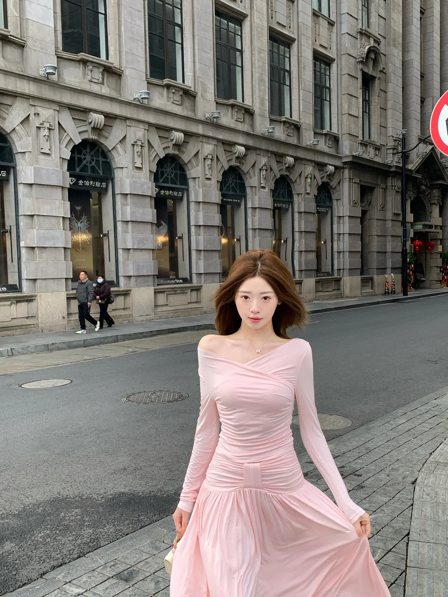 

Комплект OKJJ: розовая асимметричная плиссированная футболка с длинным рукавом и приталенным силуэтом, а также длинная юбка А-силуэта для похудения. Весенний комплект.