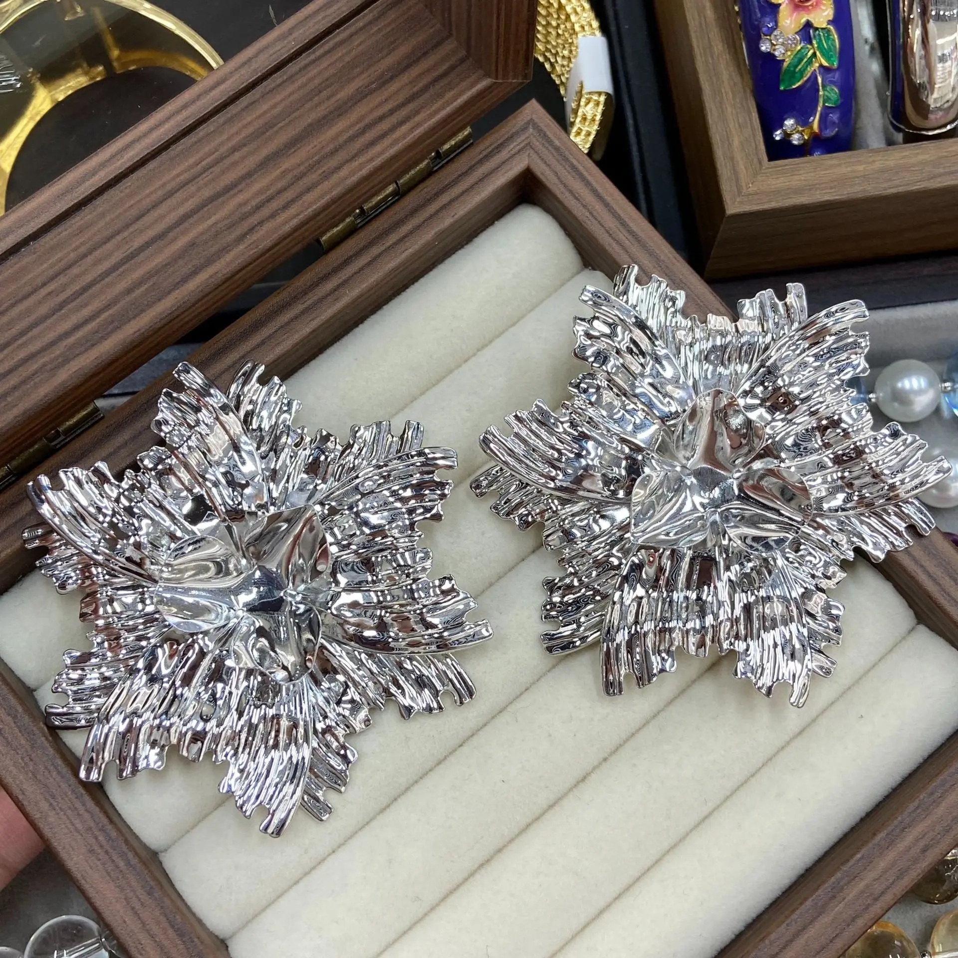 Sculptured Large Flower Stud Earrings Metallic Chunky Floral Petal Statement Stud Earrings for Women Silver Gold Color Shiny