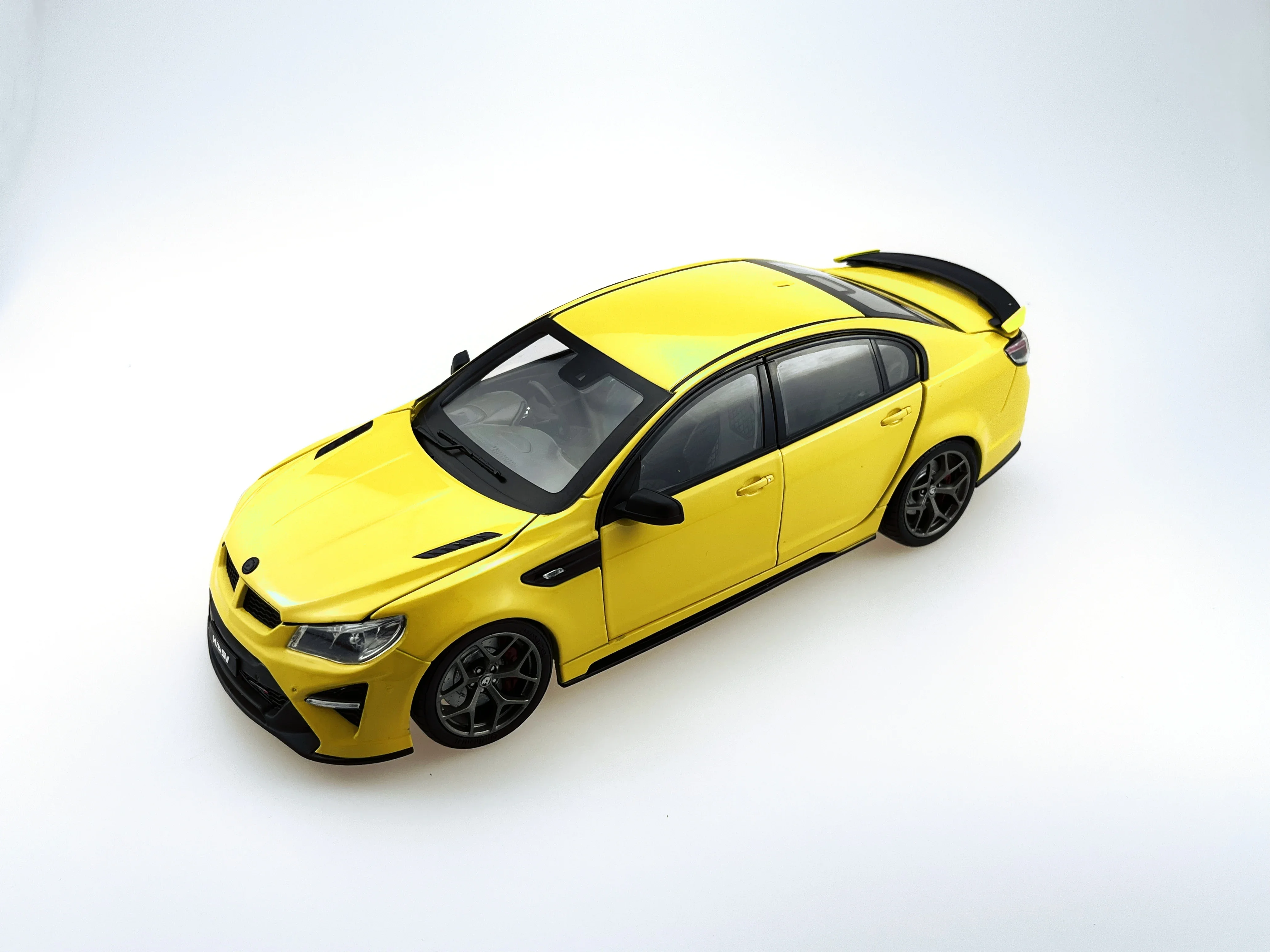 Biante 1:18 Scale Diecast Alloy Australian Horton HSV GT SR Toys Cars Model Yellow Classics Adult Souvenir Gifts Static Display