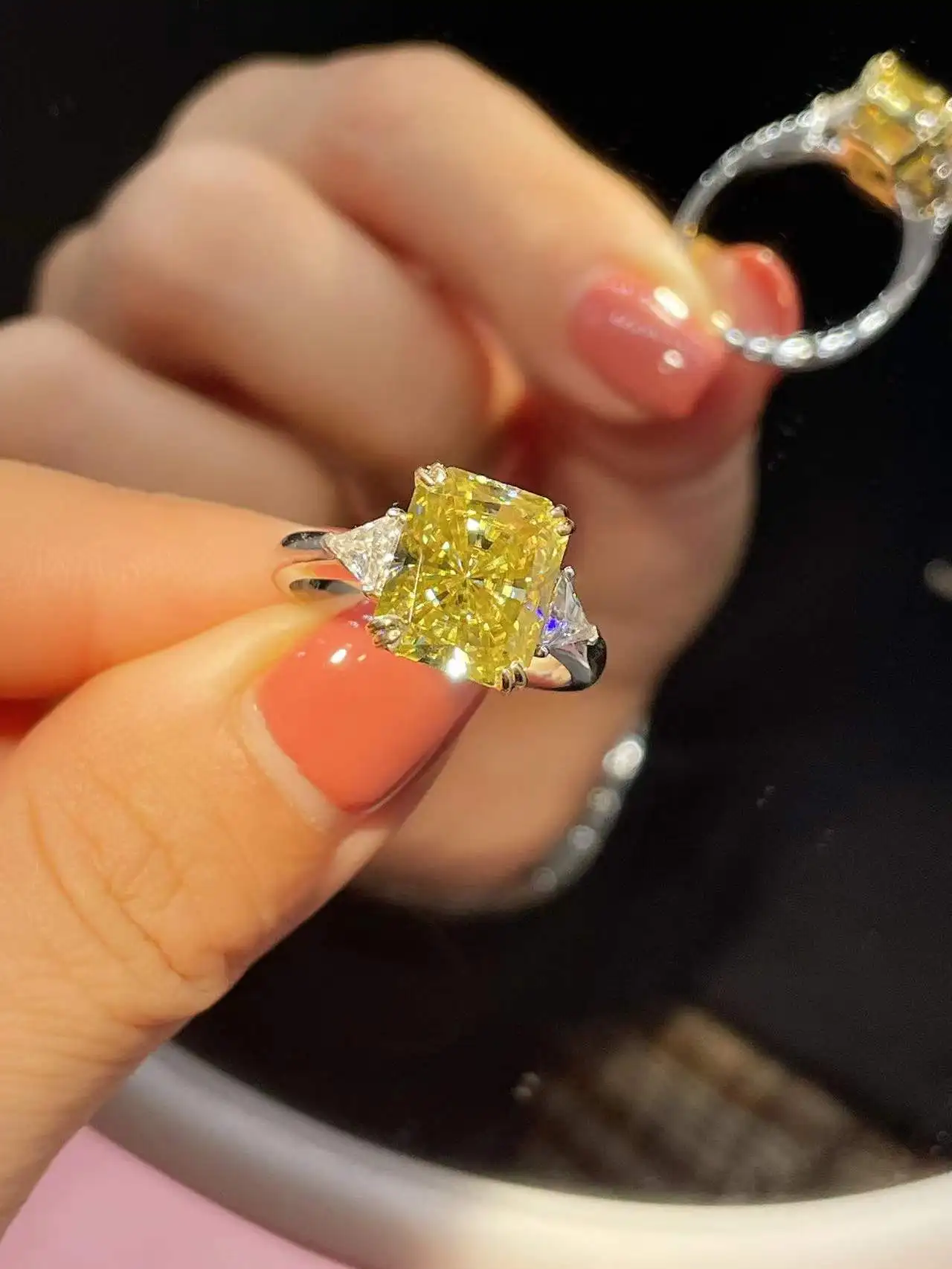 

Кольцо из цельного золота 14 карат с тремя бриллиантами огранки «радиант» весом 5 карат, выращенными в лаборатории (CVD/HPHT), изготовленные на заказ оптовые обручальные кольца