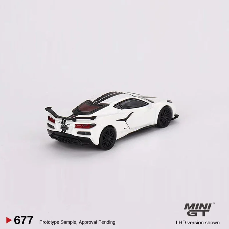 MINIGT 1:64 Model Car Z06 2023 Sport Vehicle Collection #677 Arctic White