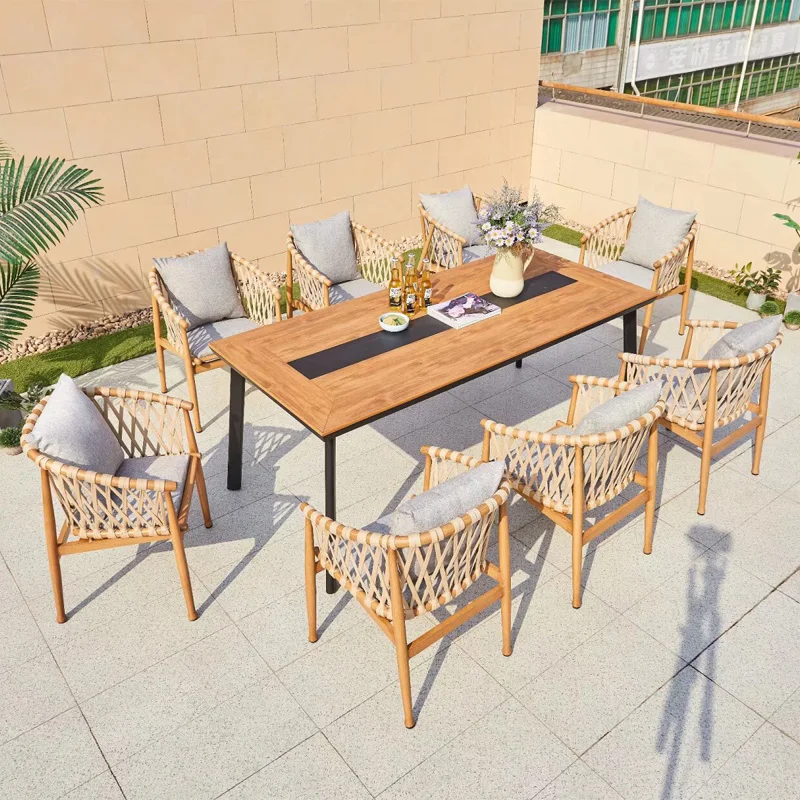 

Современный набор для обеденной зоны на открытом воздухе: стол и стулья с металлическим каркасом и деревянными элементами.