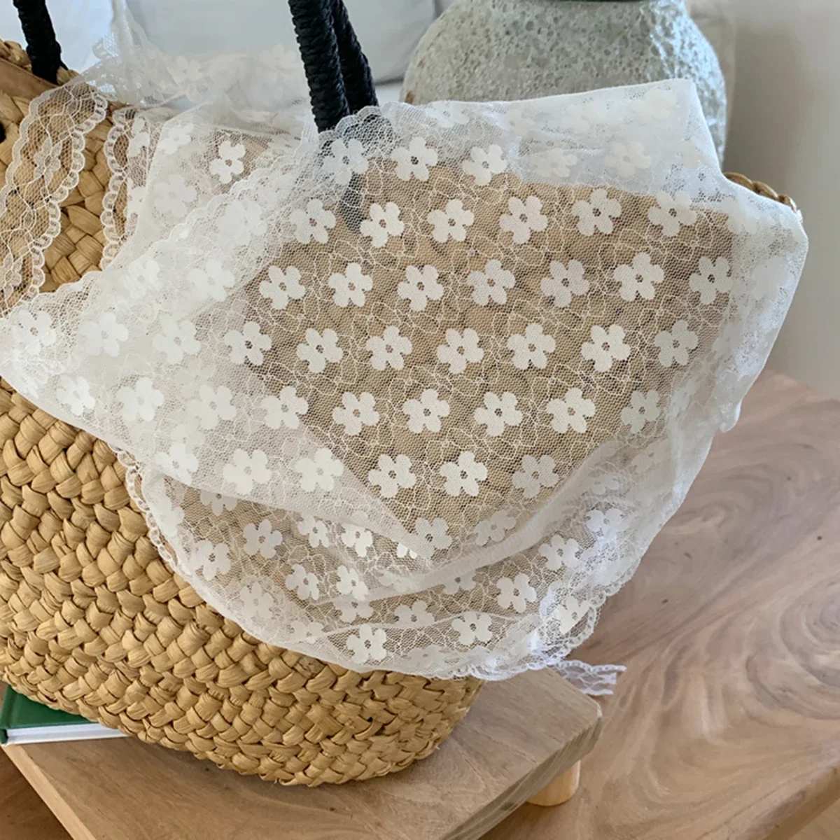 Weißer, süßer Spitzenblumen-Schal, elegantes, feminines Stirnband, dünnes, atmungsaktives Reiseaccessoire im künstlerischen Stil – Detail 9