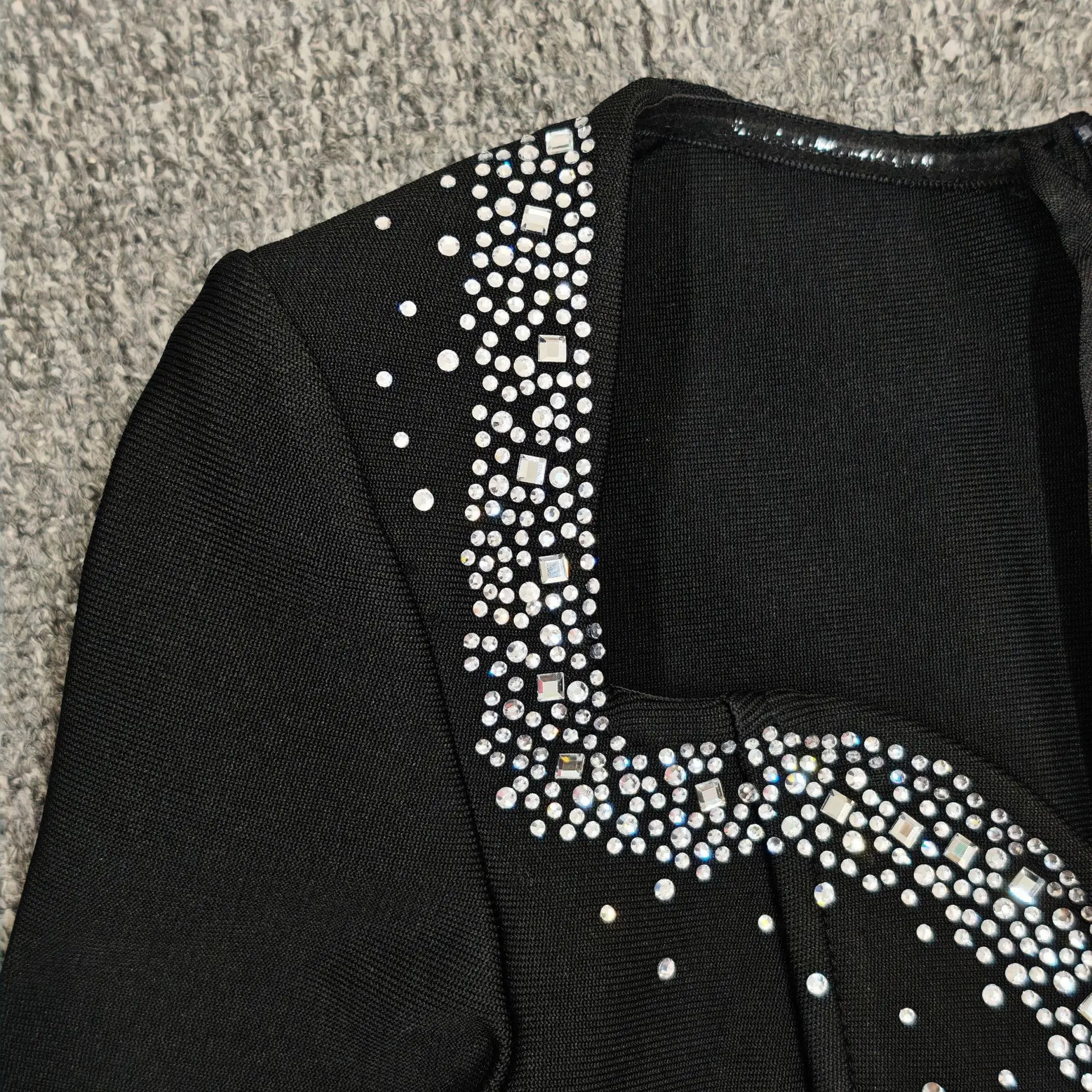 ชุดเดรสยาวแขนยาวประดับเลื่อมและคริสตัลทรงเข้ารูปสำหรับงานแต่งงานหรืองานพรอม  ชุดราตรีหรูหรา