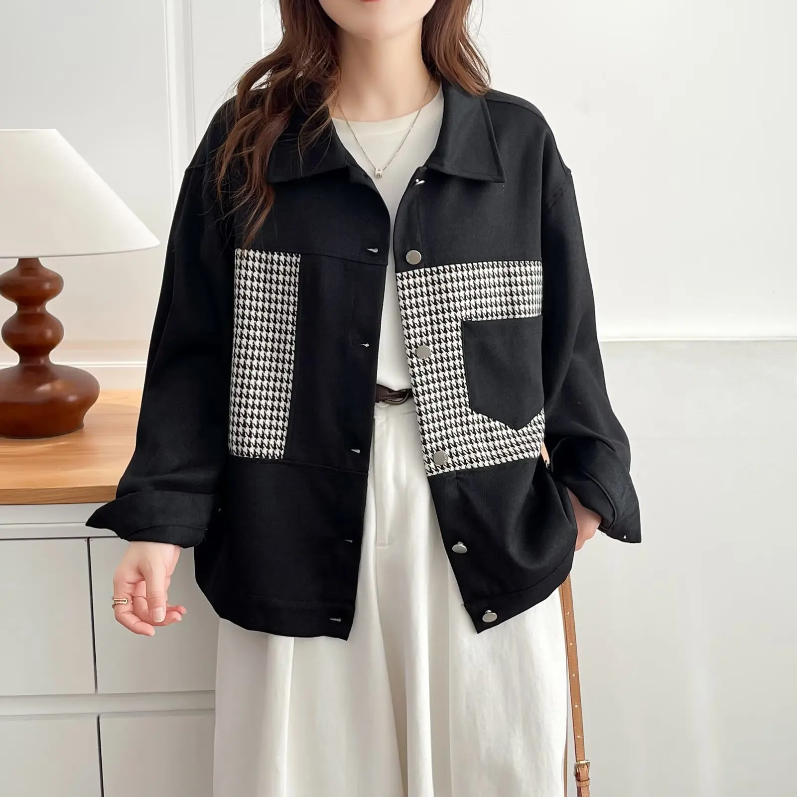 

Модная женская куртка-рубашка больших размеров, новый осенний стиль, клетчатая лоскутная куртка с лацканами, стильная верхняя одежда с длинными рукавами 685