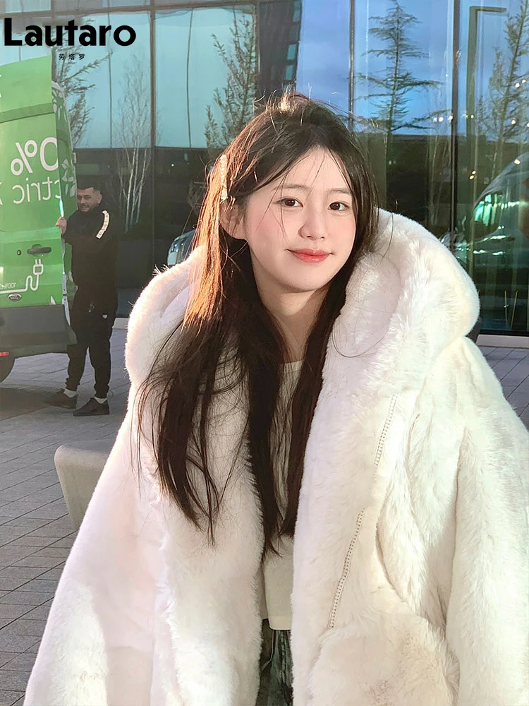 معطف Lautaro للخريف والشتاء سميك دافئ أبيض قابل للعكس مع فرو صناعي للنساء مع سترة منفوشة فضفاضة فاخرة ولطيفة
