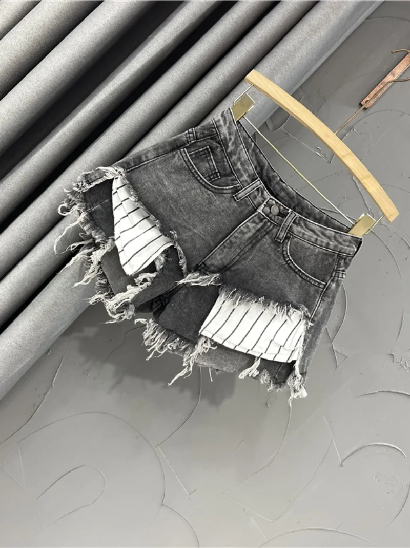 

Fashion Holes Raw Edge Denim Shorts Women 2025 Summer New Streetwear Woman A- Line Ripped Wide-Leg Jean Shorts Hot Pants Ttendy