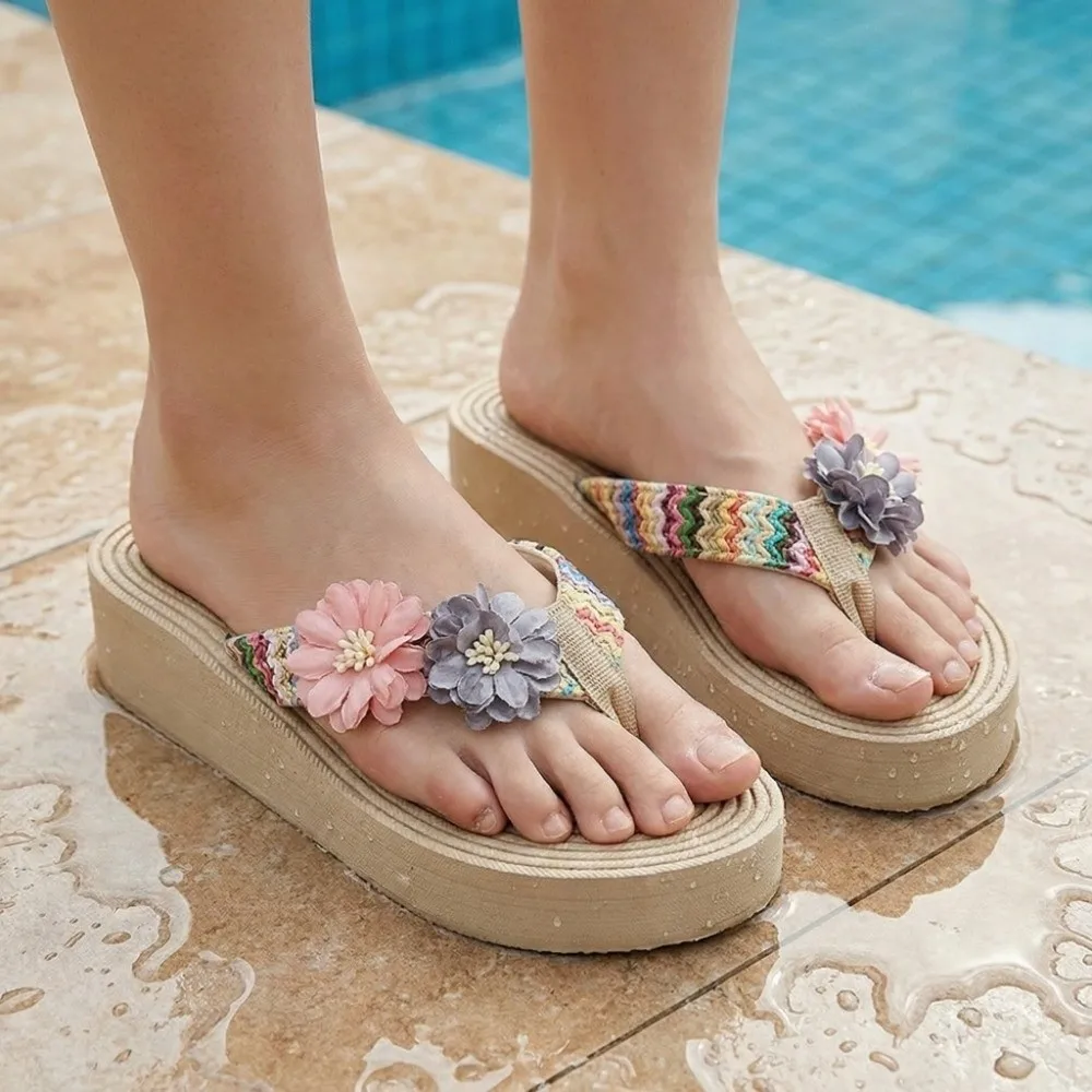 Modische Urlaubs-Blumen-Flip-Flops mit Plateau und Dicker Sohle, EVA-Strandsandalen mit Imitationswebmuster für den Urlaub und Outdoor-Aktivitäten