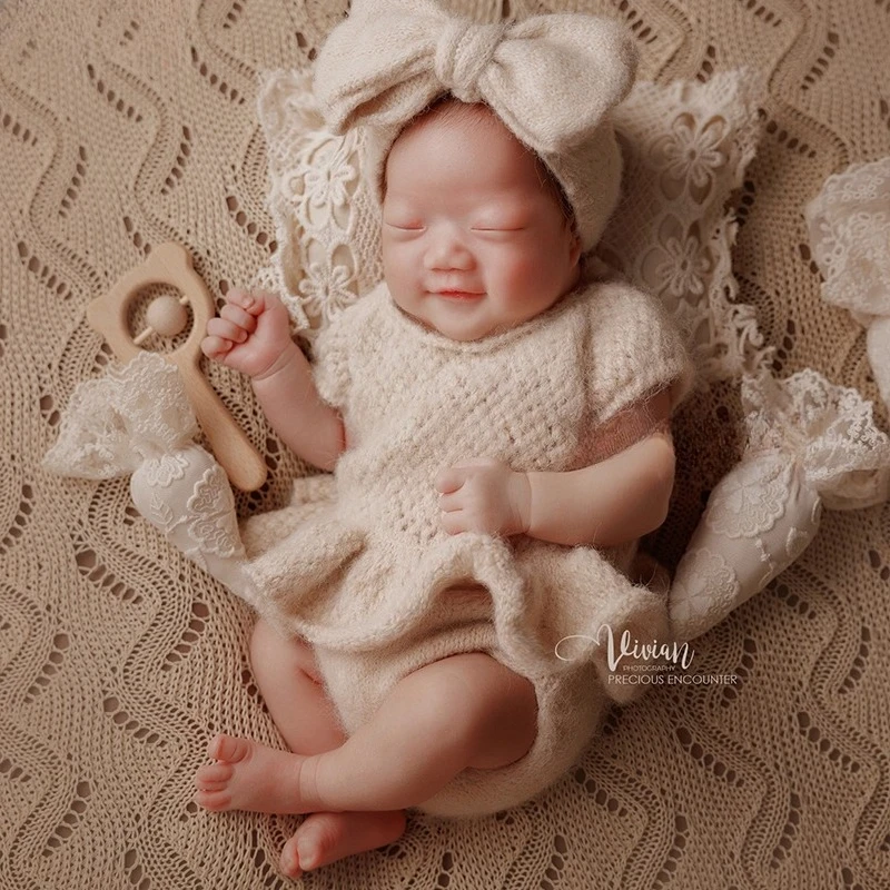 Puntelli per fotografia neonato Sfondo lavorato a maglia retrò Abito da coniglietto lavorato a maglia con set a tema cuscino in pizzo carota per servizio fotografico in studio