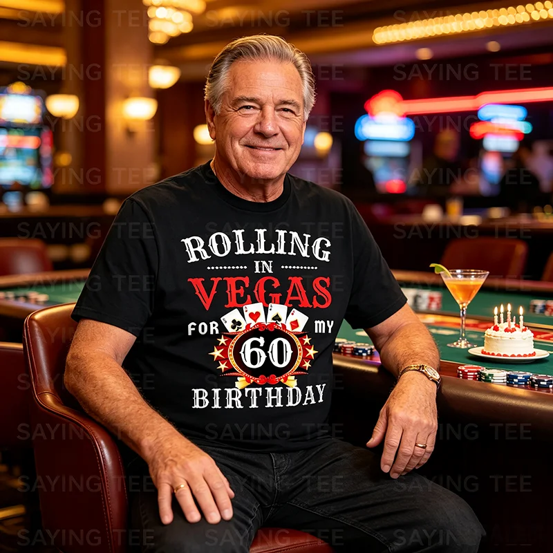 Rolling in Vegas für meine 60. Geburtstagsfeier in Las Vegas T-Shirt Y2k Lustiges Geburtstagsparty-Casino in Las Vegas für Männer Spruch-T-Shirt – Detail 4