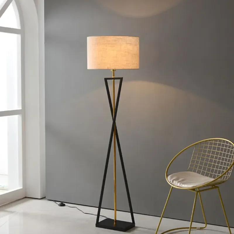 الحديثة الحديثة LED بسيطة الإبداعية الحديد مصباح أرضي مصمم حامل مصباح ركن المنزل غرفة المعيشة ديكور غرفة نوم Led ليلة الدائمة L