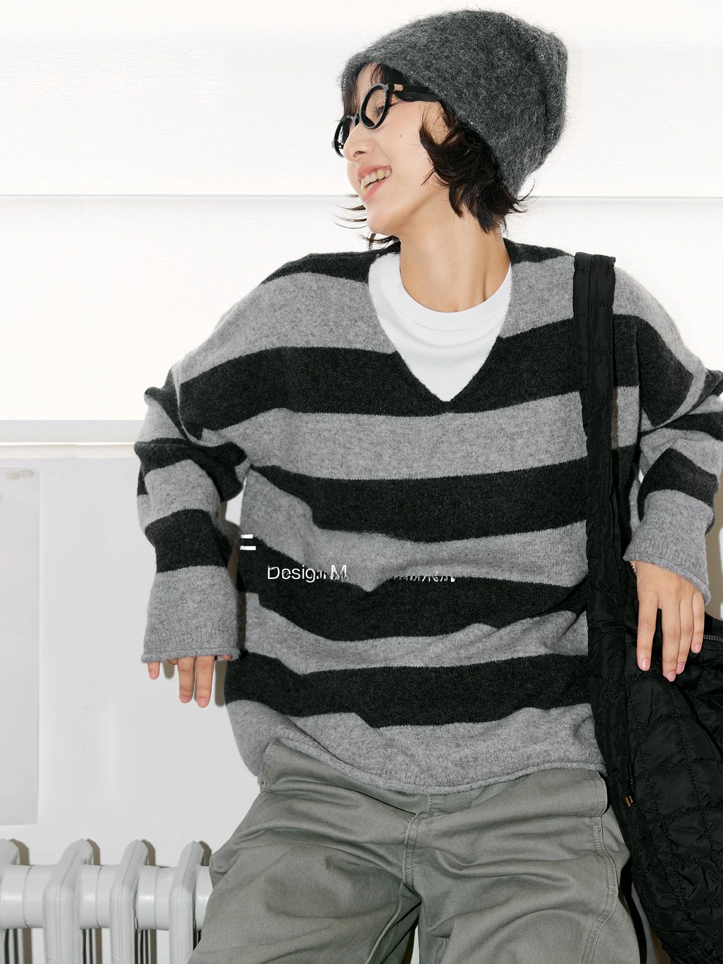 

Свободный вязаный свитер с V-образным вырезом из мериносовой шерсти с широкими полосами, двухцветный, повседневный, комфортный, мягкий, из смесовой ткани (акрил, полиэстер, нейлон)