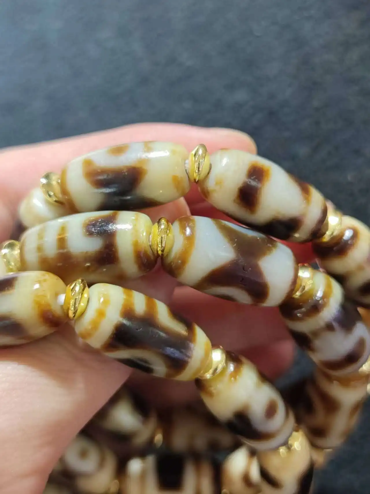 1pcs/lot natural multi-pattern old agate dzi bracelet Yellow teeth Weathering lines White core holes Ethnography Accessories