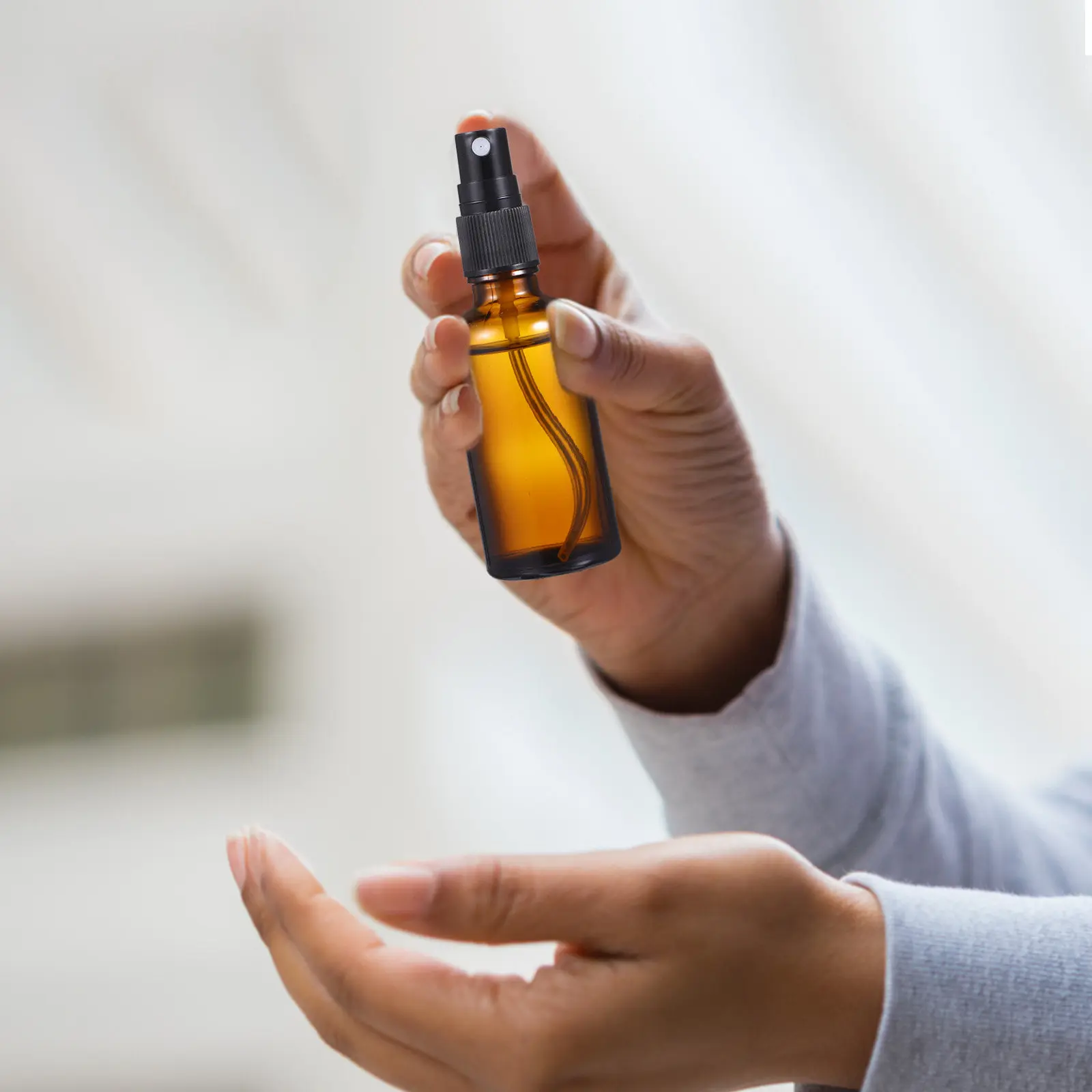 

Набор из 10 пустых стеклянных флаконов-спреев 10 мл и 50 мл, многоразовые дорожные флаконы с мелкодисперсным распылением, премиум-класса, для эфирных масел и парфюмерии