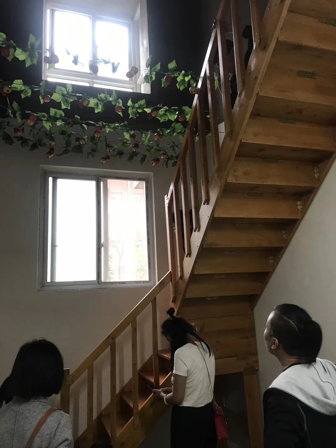 تخصيص درج من الخشب الصلب بتصميم حديث، درج زاوية عائلي داخلي متين للاستخدام في المنازل والمكاتب