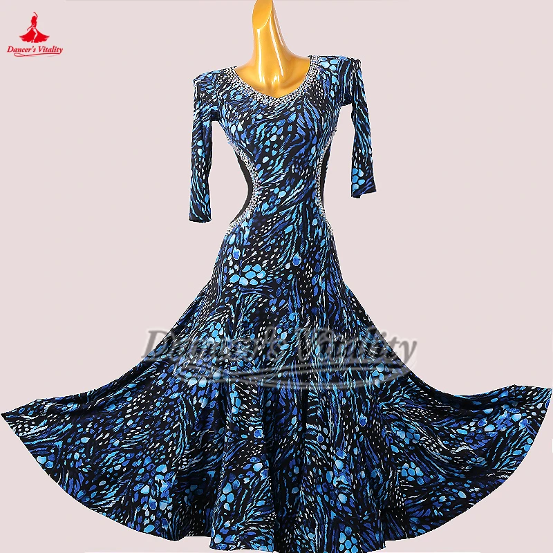 Walzerblaues Muster, halbe Ärmel, Kleider für Damen, maßgeschneidertes Foxtrot-Quickstep-Training und Perform-Outfit, inklusive Brustpolster