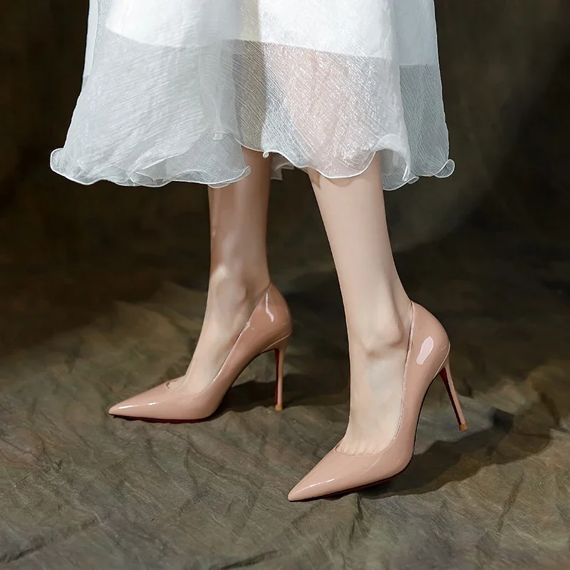 كعب عالٍ صيفي جديد متعدد الاستخدامات ومثير باللون الأسود للنساء مع كعب رفيع، حذاء فردي مدبب احترافي