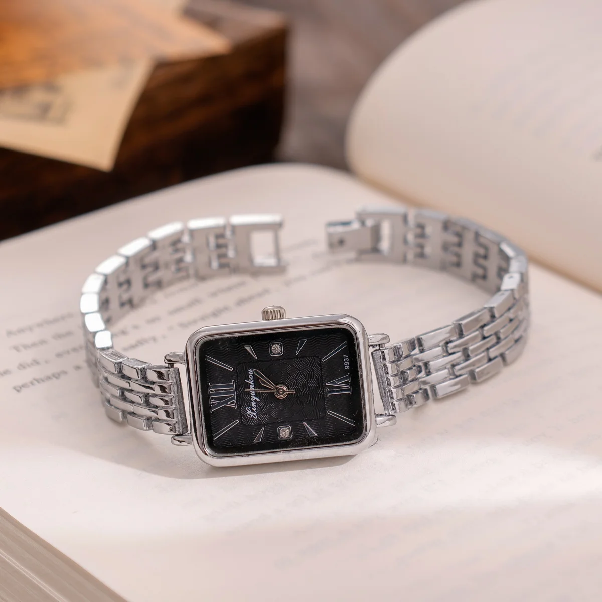 Orologio da donna classico con cinturino quadrato, quadrante con numeri romani, movimento al quarzo, elegante cinturino in argento, accessori moda da indossare ogni giorno