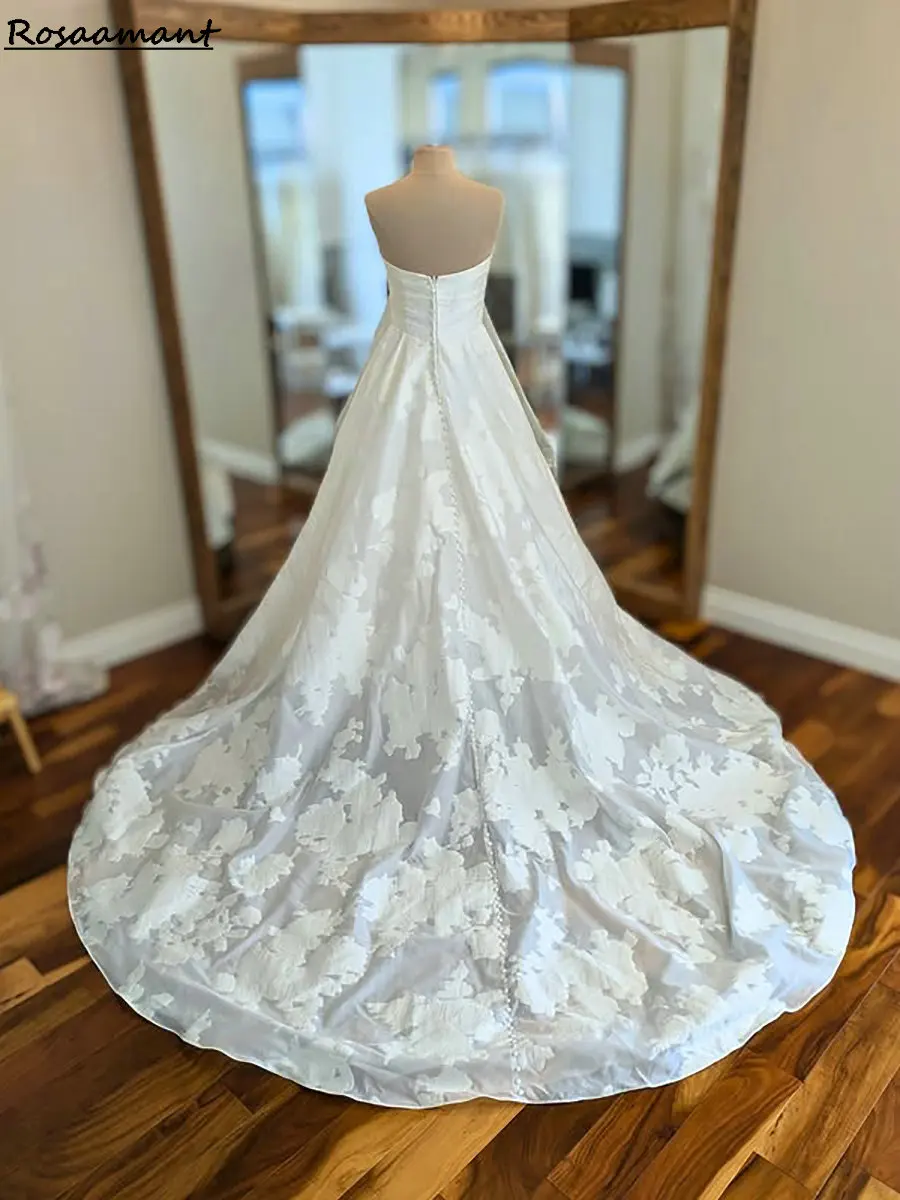 2025 Abiti da sposa a trapezio con pieghe senza maniche Abiti da sposa country in pizzo con applicazioni senza spalline