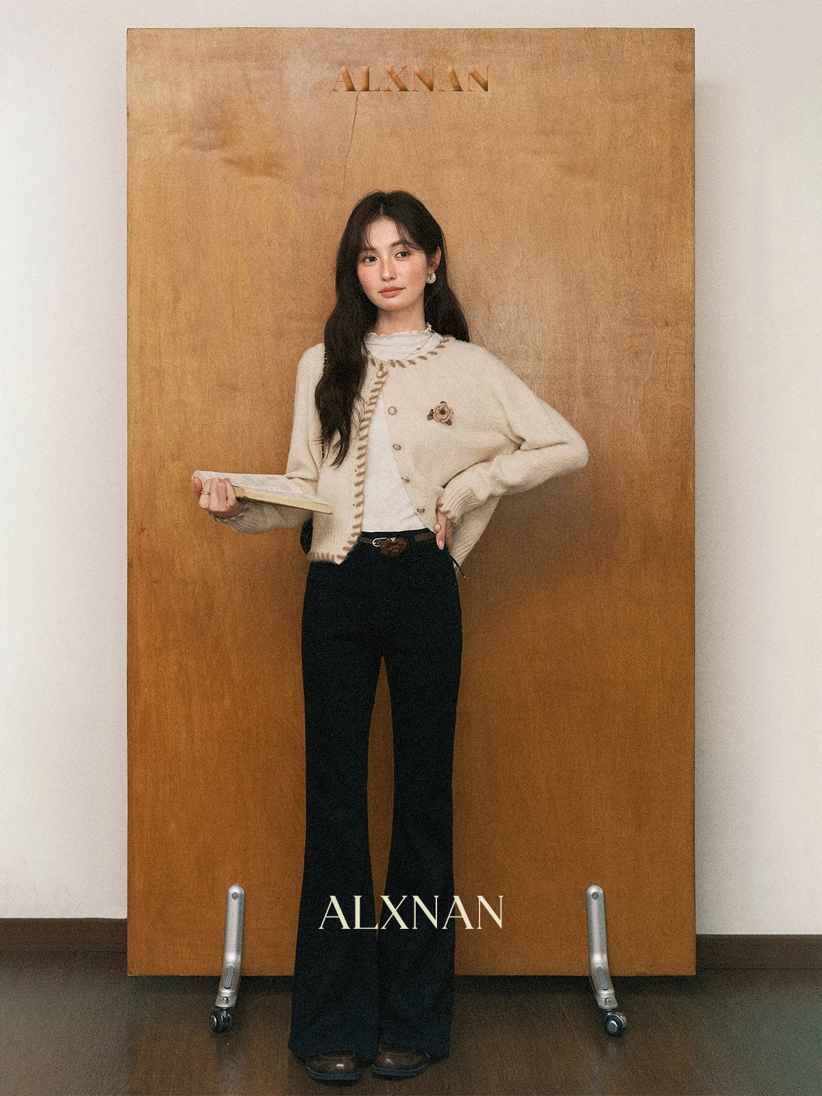 

ALXNAN Black Flared Jeans Women High-waist Slim-fit Straight Denim Jeans 2025 Autumn New Cotton Casual Long Baggy Pants L57005
