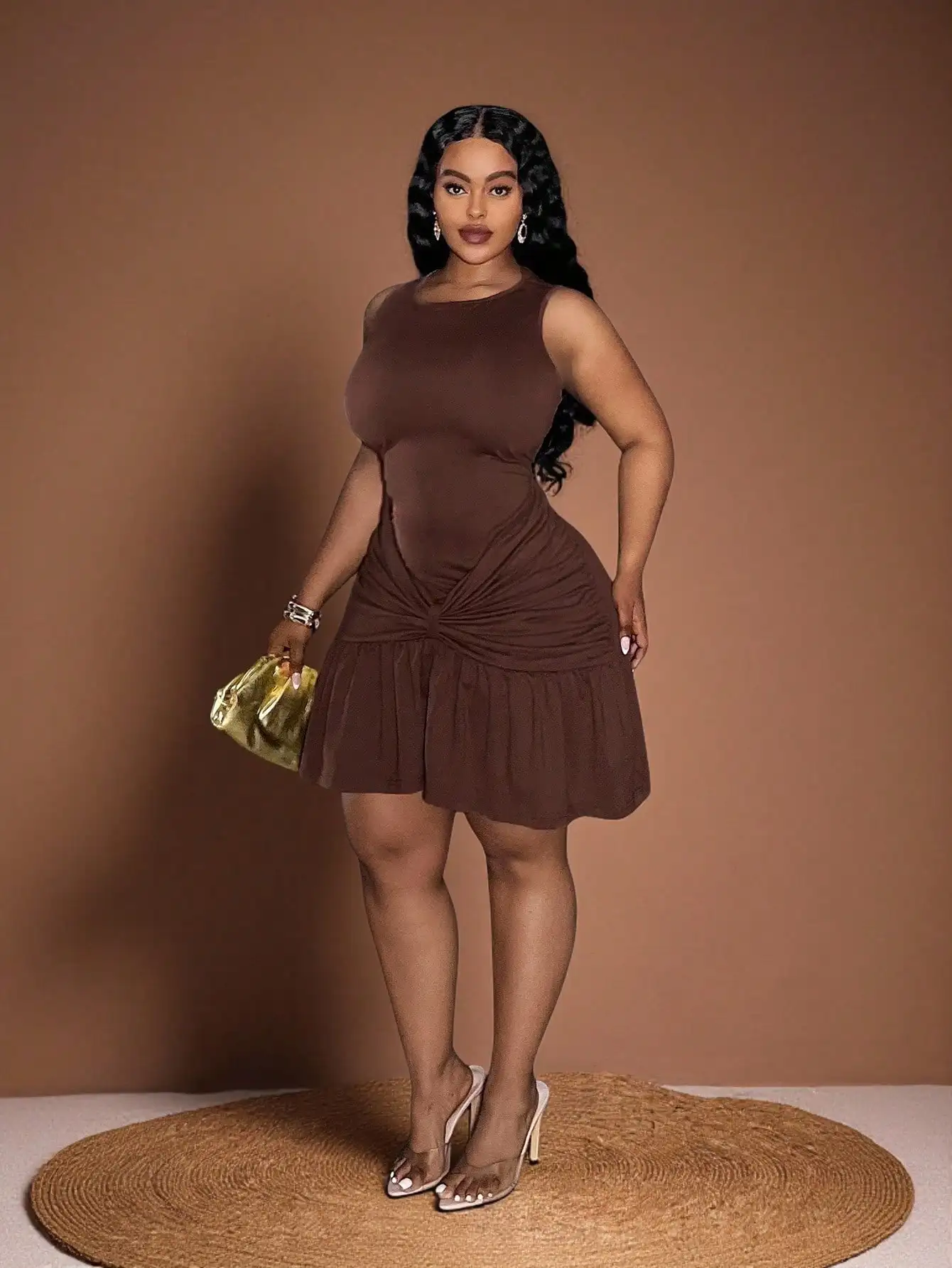 

Коричневое мини-платье без рукавов с драпировкой на талии и расклешенным подолом, из эластичного трикотажа, больших размеров