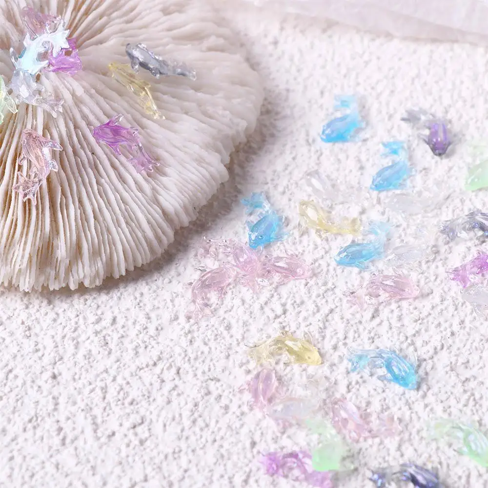 งานศิลปะตกแต่งด้วยคริสตัลรูปปลาทอง งานฝีมือตกแต่ง DIY สำหรับสมุดภาพ คริสตัลรูปปลาทองสำหรับตกแต่งเล็บ รูปปั้นปลาทองเรซิ่น