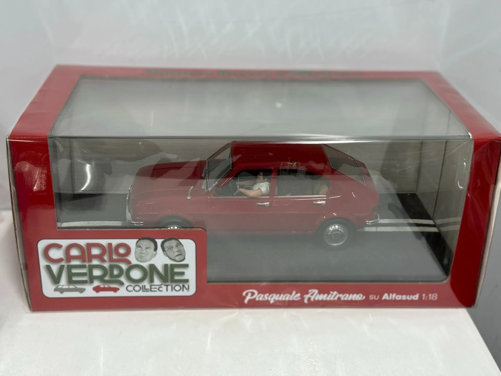 

Литой под давлением CLC масштаб 1/18 Альфа Ромео Фильм Машина с принесите куклу Смола Модель автомобиля Коллекционная игрушка Подарок Сувенир Дисплей Орнамент