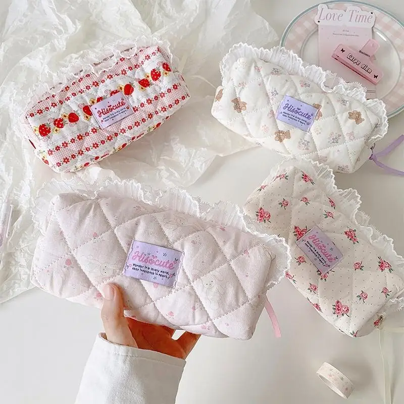 Niedliche, mit Spitze verzierte, gesteppte Kosmetiktasche mit großem Fassungsvermögen und hübschen Blumenmuster, ideal für die tägliche Aufbewahrung von Make-up, für Reisen und den Schulgebrauch. – Detail 3