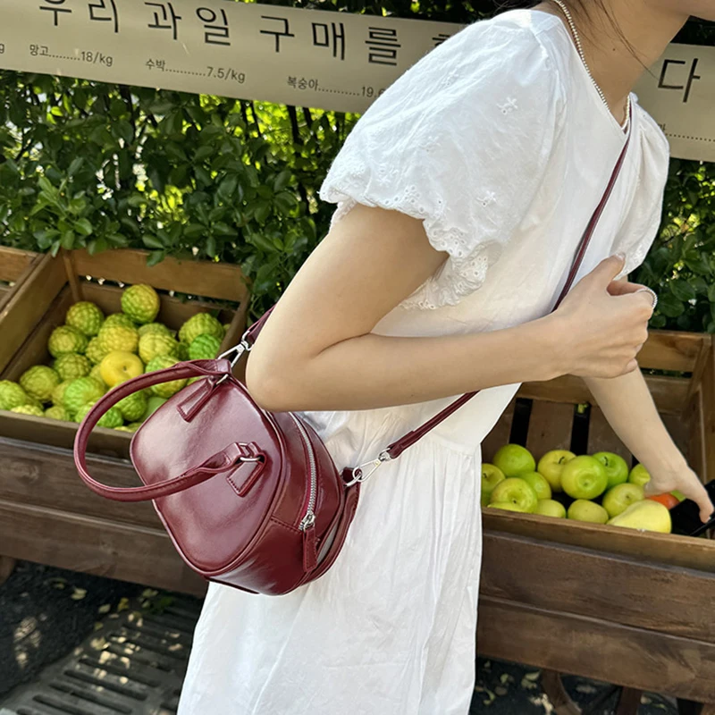 Bolso Retro rojo de otoño e invierno para mujer, nueva personalidad, bolso de bolos con temperamento, bolso cruzado versátil