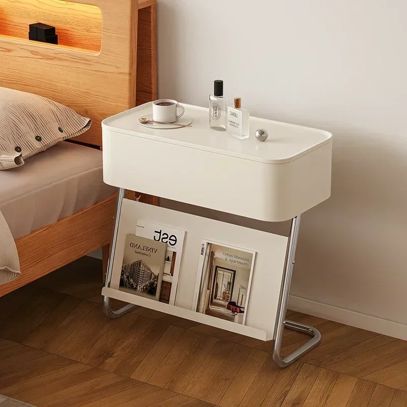 منضدة سوداء حديثة، طاولة بجانب السرير متعددة الوظائف مع رف للمجلات، طاولة نهاية أنيقة مع مساحة تخزين لغرفة النوم