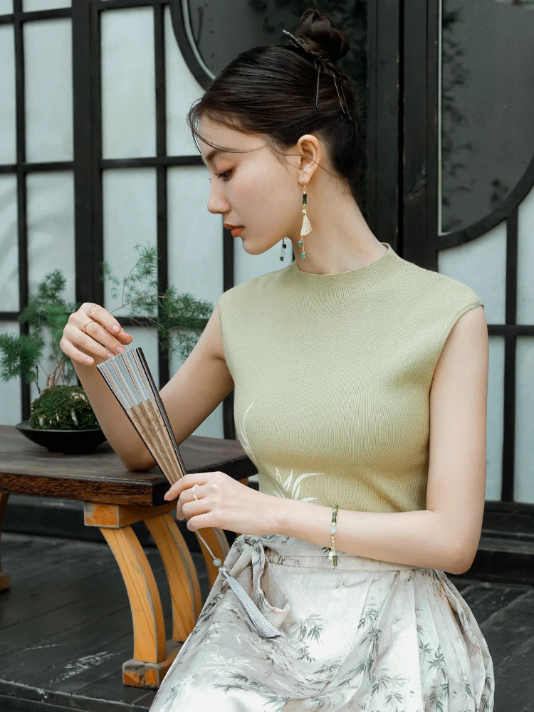 

OLrain Women's Knitted Vest 2025 Summer Green Slim Sweaters Chinese Style Stand-Up Collar Embroidered Sweaters Vest O24XZ91859