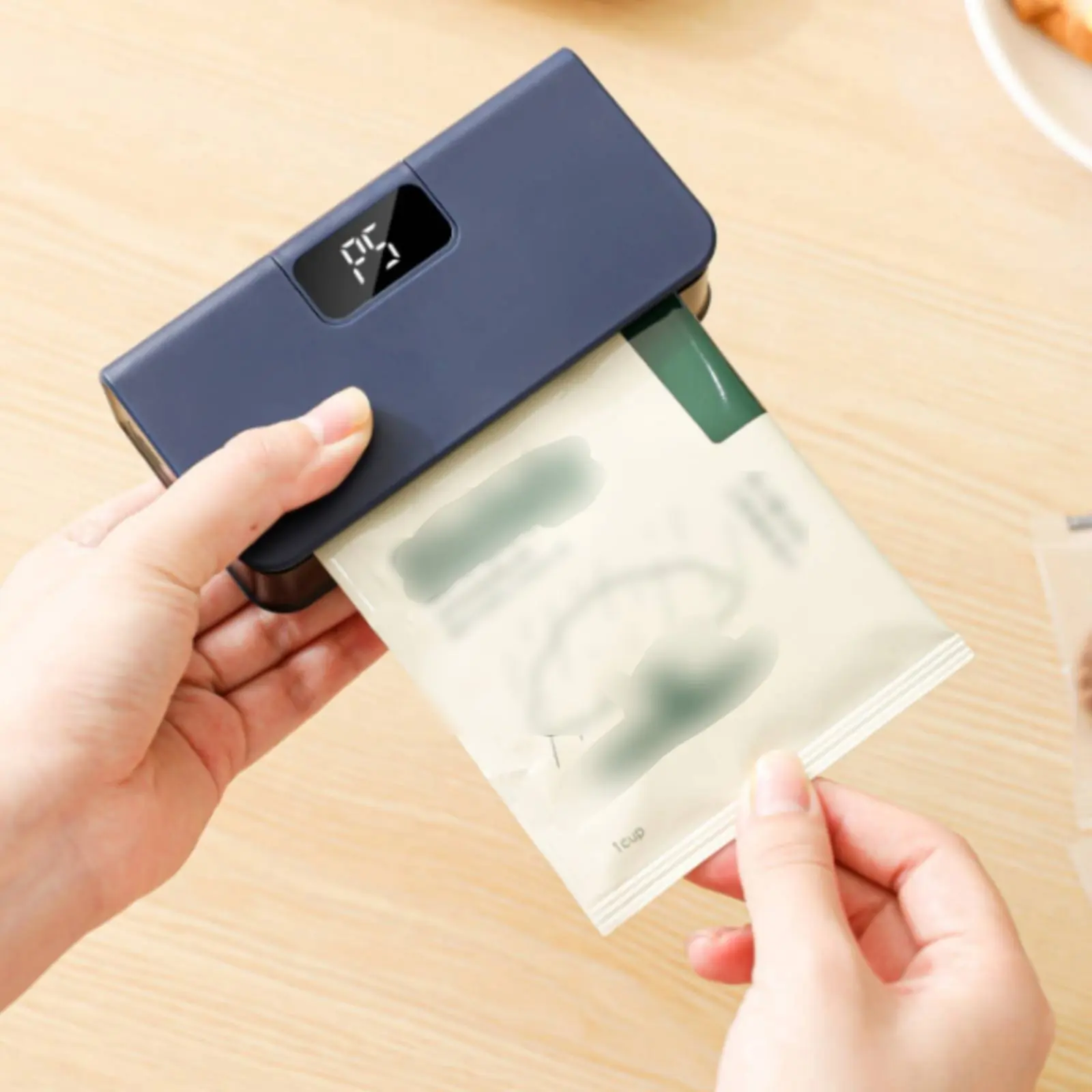 

Mini Heat Sealer No Preheating Required Mini Bag Sealer Handheld Bag Resealer Digital Display Battery-Powered Food Preserver