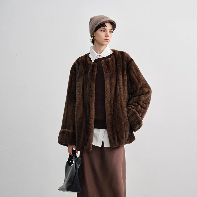 Futro z norek zimowych importowanych z Chin, aksamitne, z rękawami typu dynia, dekolt okrągły, krótkie, damskie, z naturalnego futra norek.