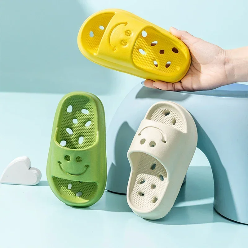

Детские тапочки для мальчиков, тапочки для ванной комнаты из ЭВА с улыбающимся лицом, летние нескользящие полые протекающие обувь для девочек от 2 до 14 лет