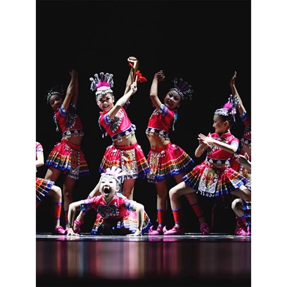 Chinese Nationale Kostuums Kinderen Miao Yi Xiaohe Stijl Nationale Dag Dansvoorstelling Beginnen Met Het Schieten Van Clang Kostuums