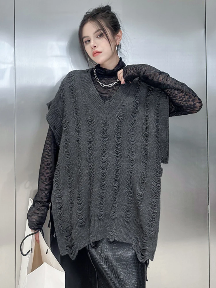 [EAM] Gray Hollow Out Big Size Knitting Sweater V-Neck Sleeveless Women Pullovers New Fashion Tide Spring Autumn 2025 1DH7163