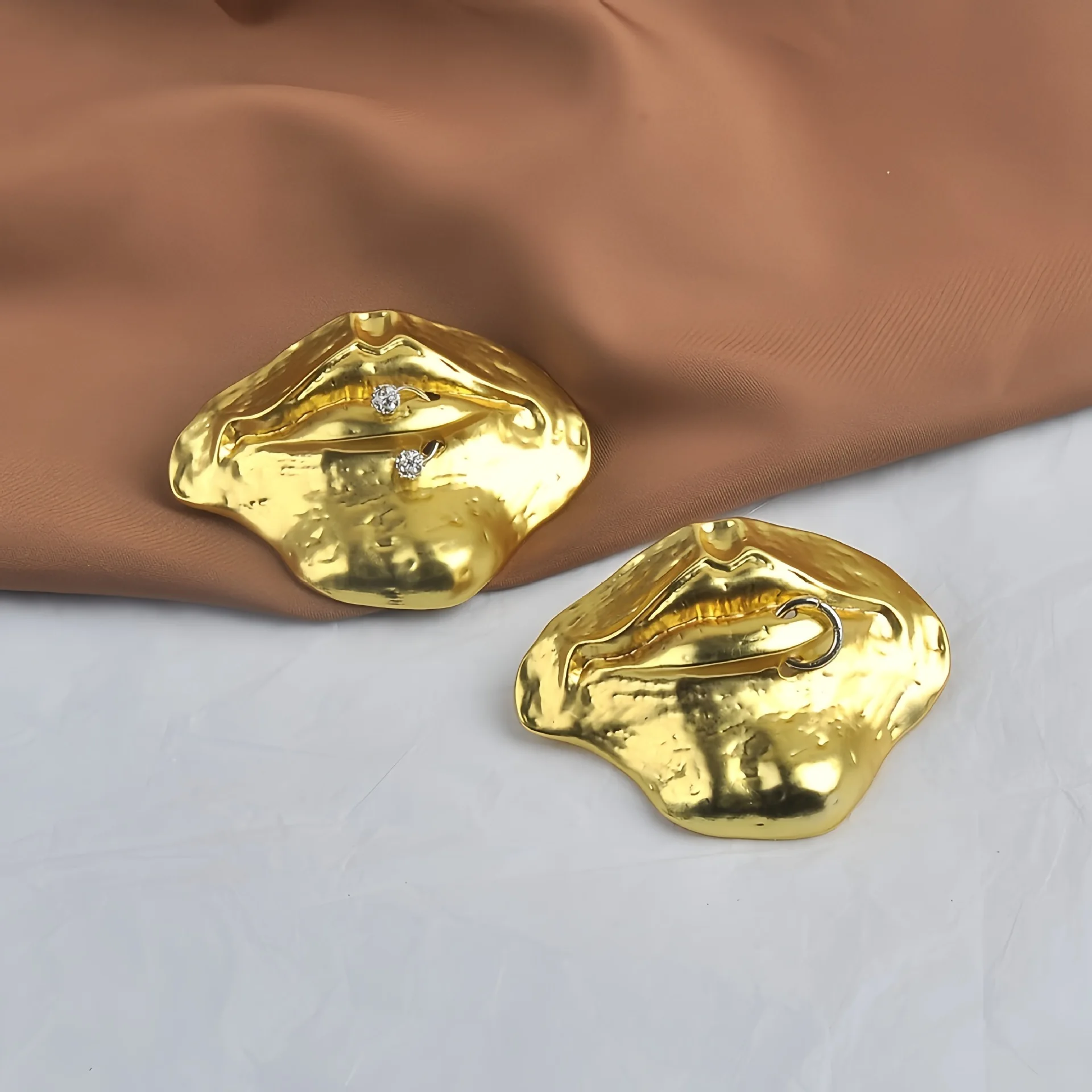 

2026 New Exaggerated Lips Brooch Vintage 3D Lip Shape Pin Clothing Accessories For Women
