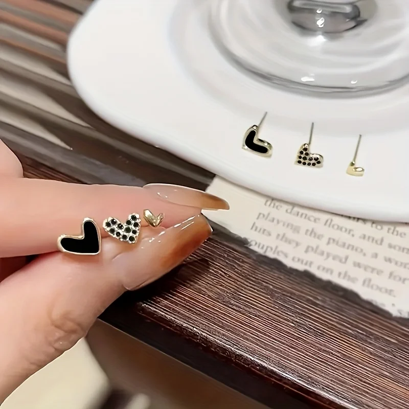 Exquisite Rhinestone Heart-shaped Stud Earrings Elegant and Compact Black Drip Oil Earrings Women\'s Charm Daily Party Jewelry