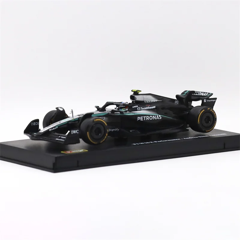 Bburago 1:43 W16 E Performance com Capacete Modelo de Carro GP da Austrália 2025