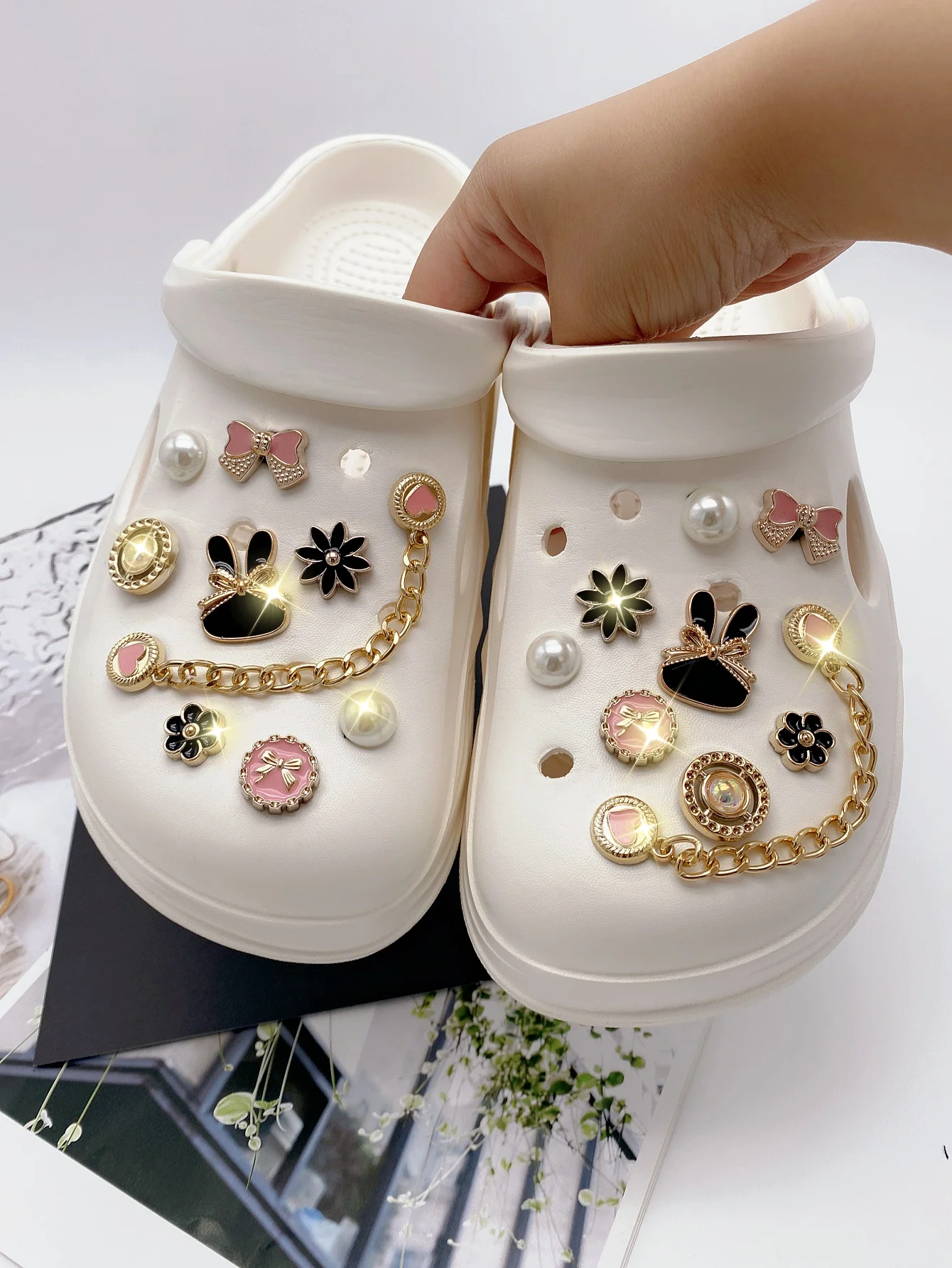 

18-piece gold heart chain, pink bow, black bow rabbit, flower, white ABS pearl shoe buckle DIY ornaments. Multi-functional shoe