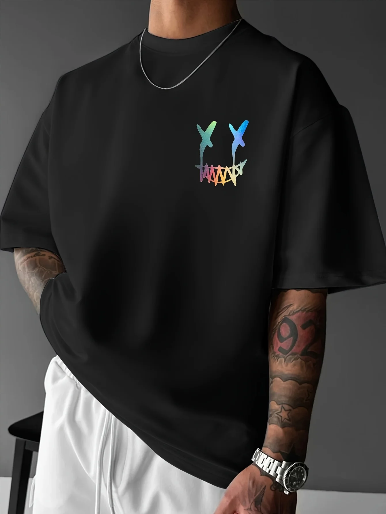 تي شيرت رجالي برسومات هندسية من Streetwear - تي شيرت صيفي كاجوال فضفاض مع طباعة خلفية جريئة، آلة