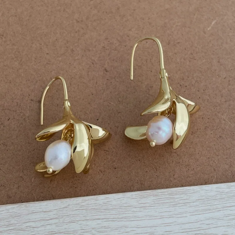 Schicke echte Süßwasserperlen-Ohrringe mit Metallblumenmuster für Damen, 14 Karat echtvergoldete Kupferhaken, Hochzeitsschmuck