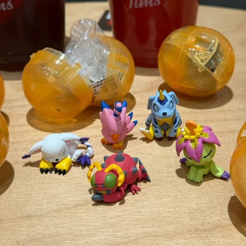 Set de Mini Figuras Originales Bandai Gashapon de Digimon Adventure, Oyasumi-Tai en Pose de Dormir, Agumon, Gabumon, Patamon y Gatomon