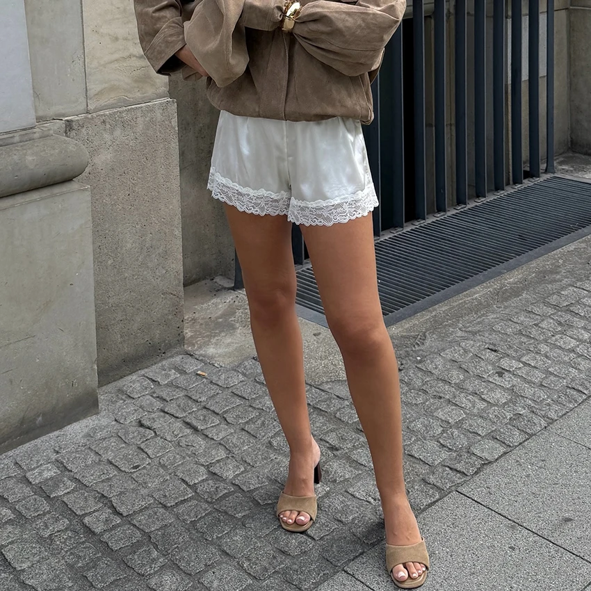 

Белые атласные шорты с кружевом в стиле Street Chic для женщин, повседневные шорты с эластичной резинкой на талии, летние элегантные шорты с высокой талией для женщин
