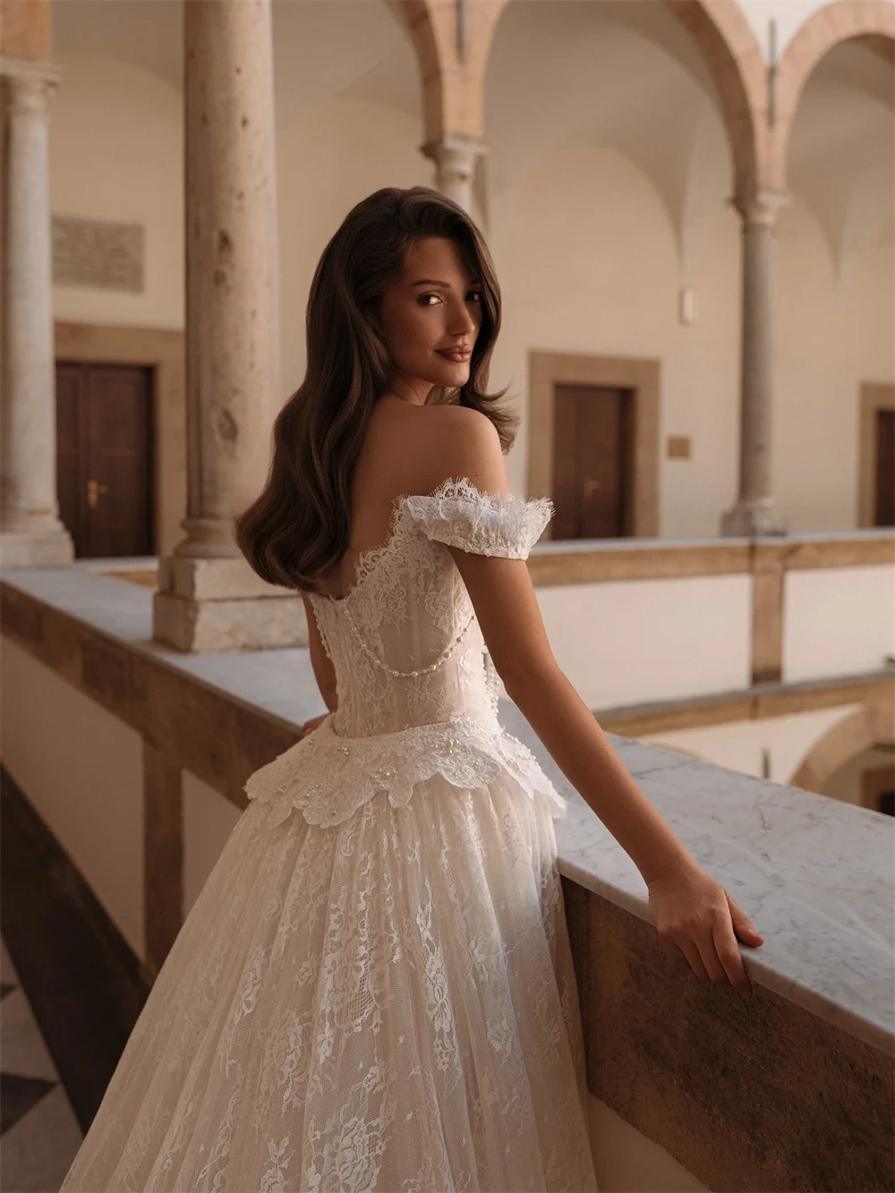 東京カスタムメイドのエレガントなオフショルダーウェディングドレス、ノースリーブジップマーメイドブライダルガウン、ホワイトの取り外し可能なトレーン付きウェディングドレス