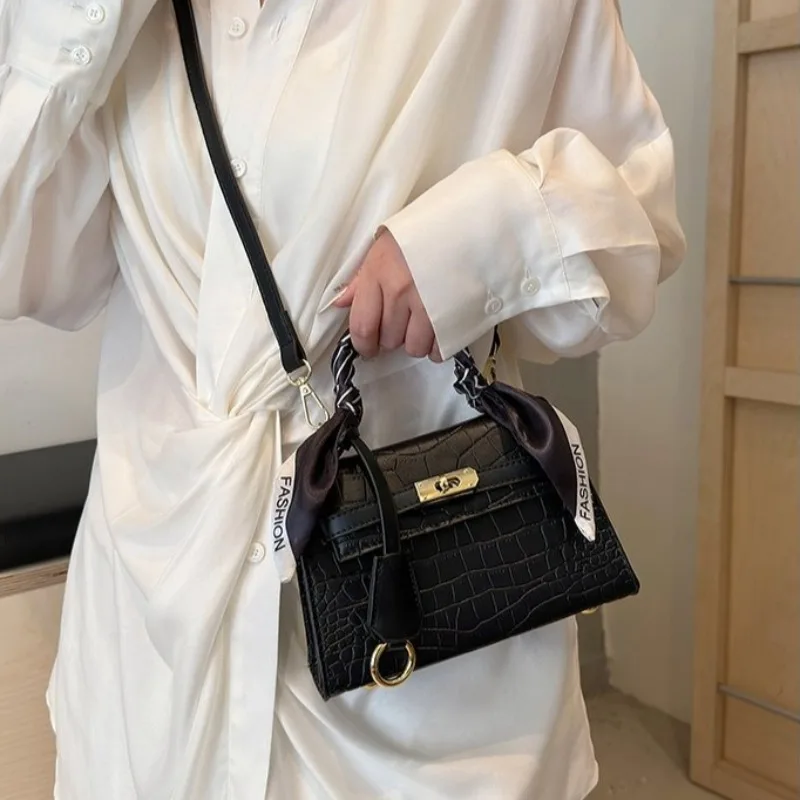 

New Style Trendy Crossbody Bag - High-End Niche Exquisite Design for Girls' Fashionable Sweet Retro Daily Outfits