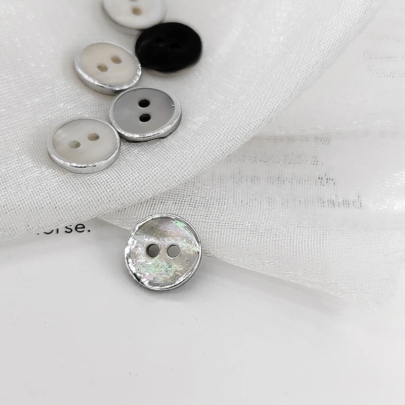 10.5/11.5 مللي متر جودة عالية أبيض أسود قذيفة الطبيعية 2 ثقوب أزرار خياطة من الملابس بالجملة موضة ديكور الفضة الخياطة DIY بها بنفسك