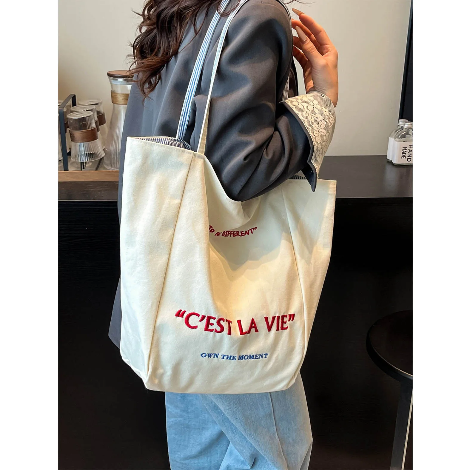 

Korean style artistic casual canvas bag, large capacity,simple and versatile tote bag,new fashionable letter canvas shoulder bag