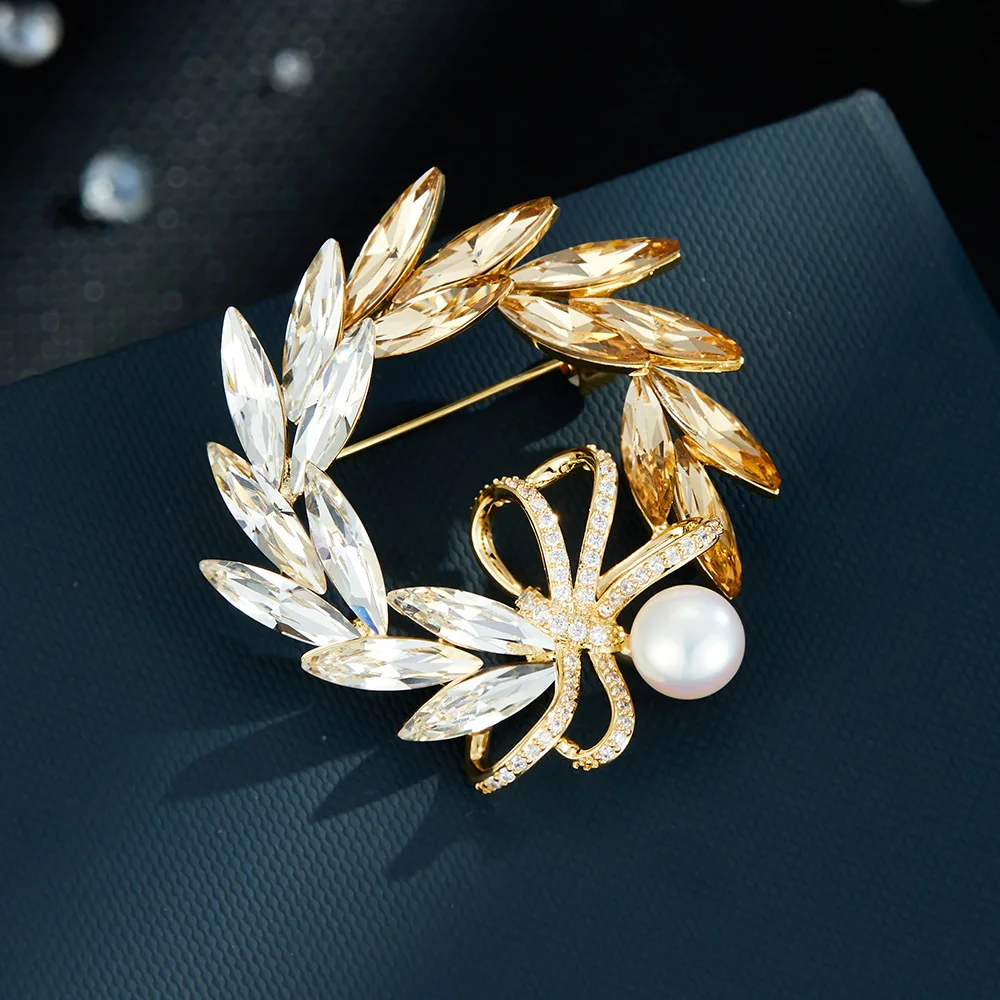 Fashionable luxury crystal wreath brooch